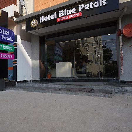 שמשבאד Hotel Blue Petals מראה חיצוני תמונה