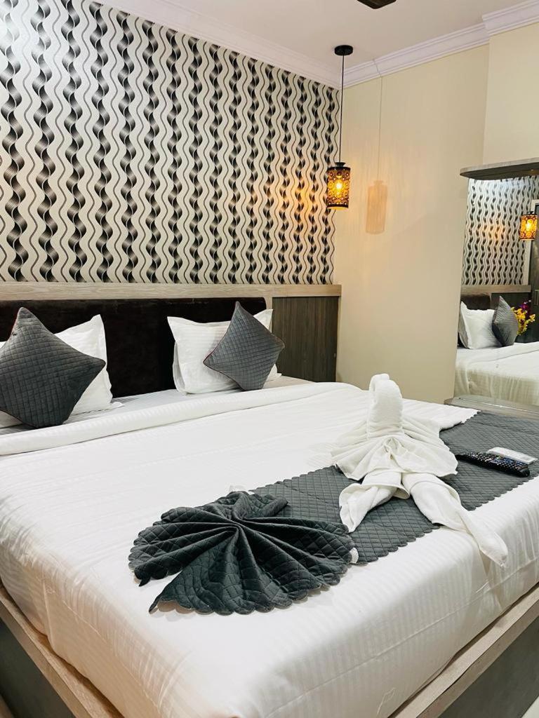 שמשבאד Hotel Blue Petals מראה חיצוני תמונה
