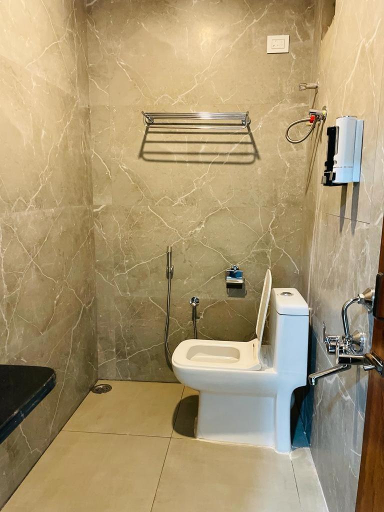 שמשבאד Hotel Blue Petals מראה חיצוני תמונה