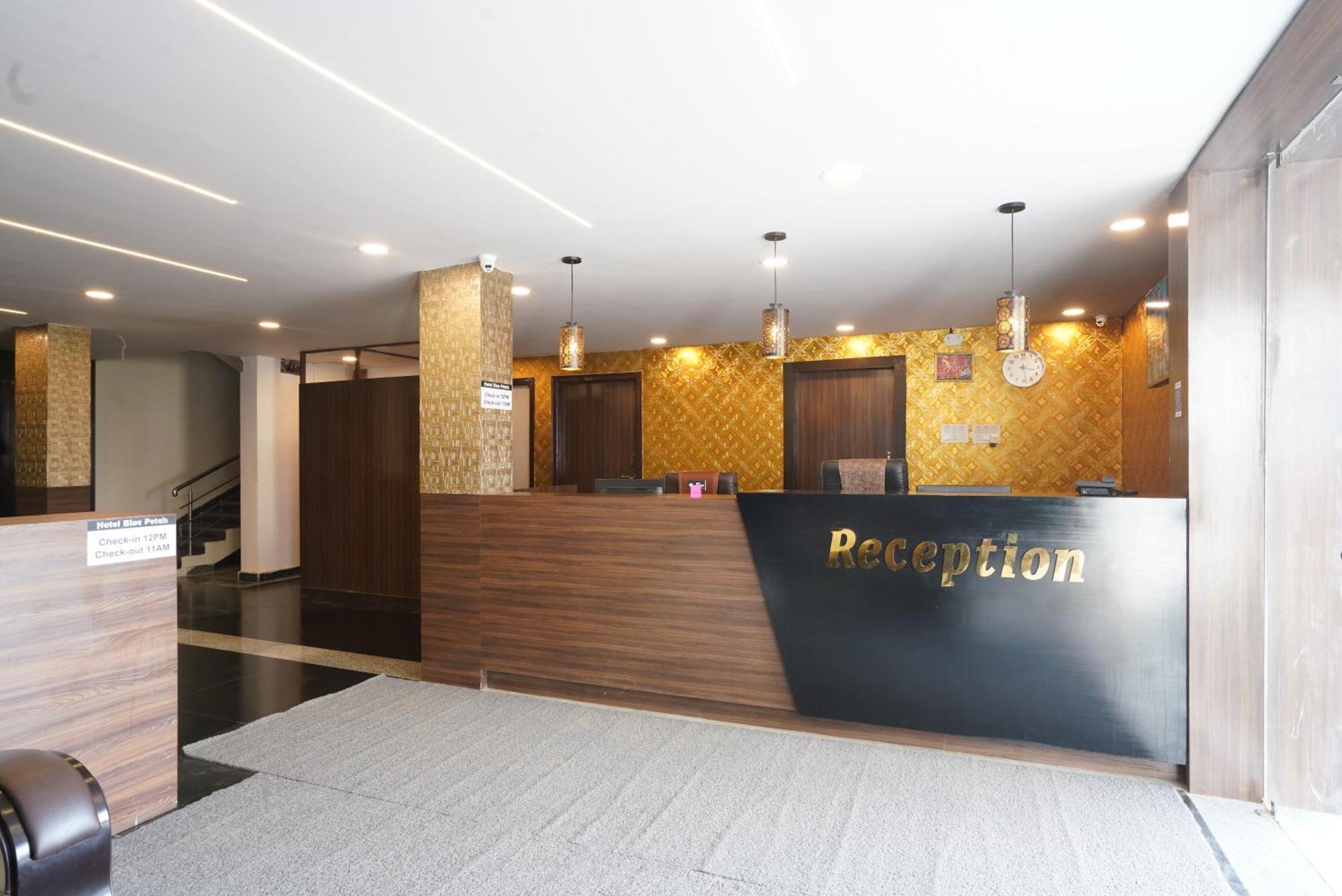 שמשבאד Hotel Blue Petals מראה חיצוני תמונה